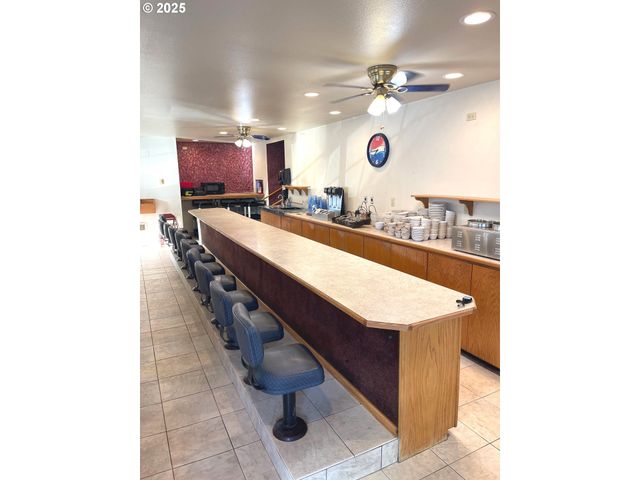 145 2ND St, Bandon, OR 97411