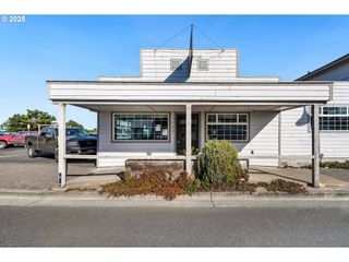 145 2ND St, Bandon, OR 97411