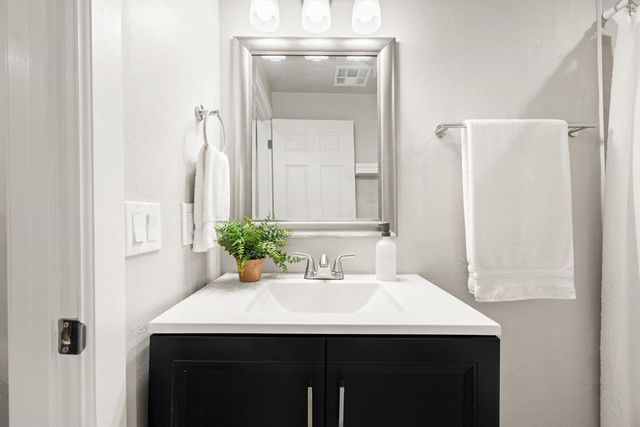 411 W Springer Avenue, Guthrie, OK 73044