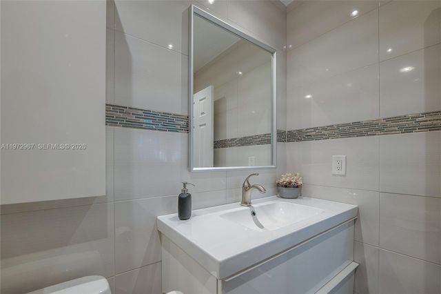 5171 W Oakland Park Blvd 309, Lauderdale Lakes, FL 33313