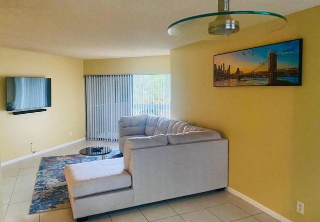 2000 N Congress N 302, West Palm Beach, FL 33401