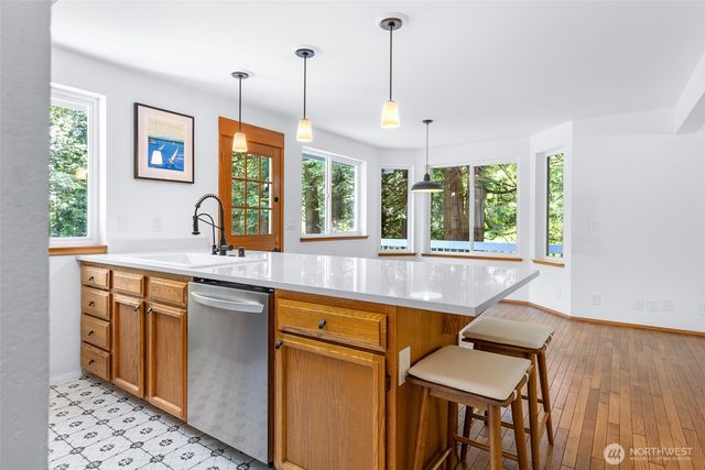 10095 NE Knight Road, Bainbridge Island, WA 98110