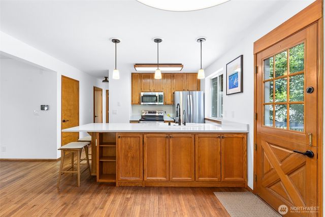 10095 NE Knight Road, Bainbridge Island, WA 98110