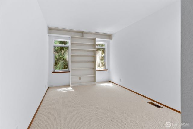 10095 NE Knight Road, Bainbridge Island, WA 98110