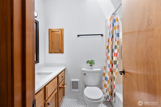 10095 NE Knight Road, Bainbridge Island, WA 98110