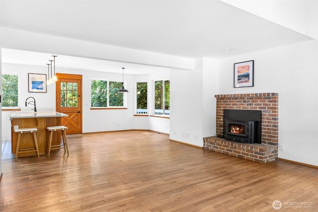 10095 NE Knight Road, Bainbridge Island, WA 98110
