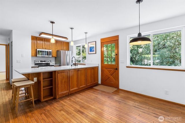 10095 NE Knight Road, Bainbridge Island, WA 98110