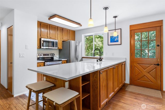 10095 NE Knight Road, Bainbridge Island, WA 98110