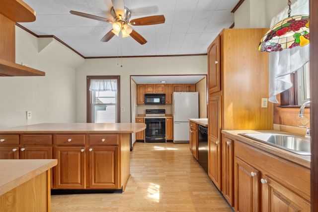 272 Shaw St, Lowell, MA 01851