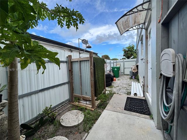 3240 SW 66th Ter, Miramar, FL 33023