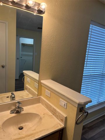 3919 Fairmont Pkwy Parkway 200, Pasadena, TX 77504