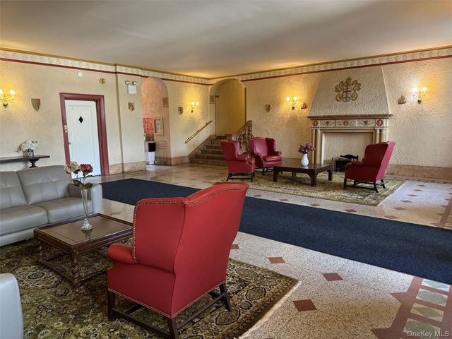 12 Hamilton Place D 14, Garden City, NY 11530