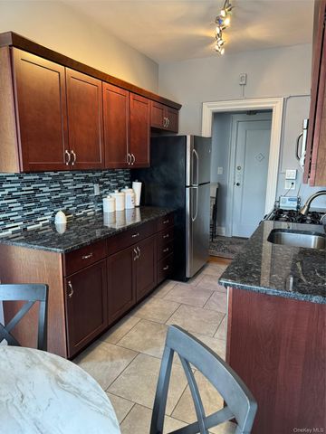 12 Hamilton Place D 14, Garden City, NY 11530