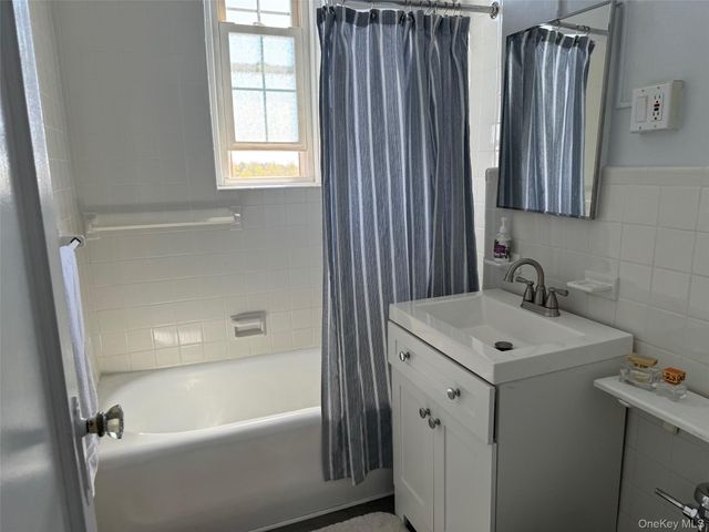 12 Hamilton Place D 14, Garden City, NY 11530