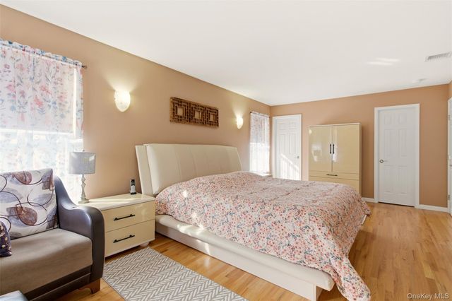 4 Macintosh Lane, Selden, NY 11784