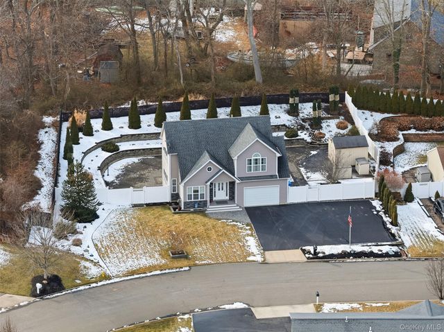 4 Macintosh Lane, Selden, NY 11784