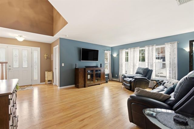 4 Macintosh Lane, Selden, NY 11784