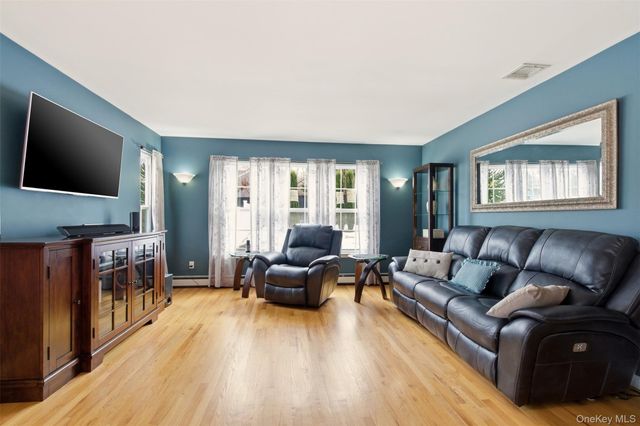 4 Macintosh Lane, Selden, NY 11784