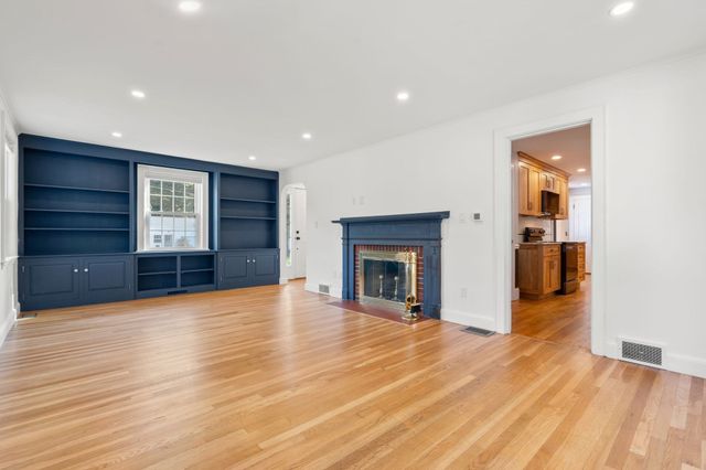 14 Longfellow Rd, Norwood, MA 02062