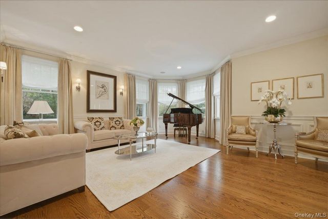 9 Godfrey Lane, Huntington, NY 11743