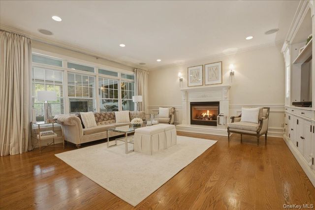 9 Godfrey Lane, Huntington, NY 11743