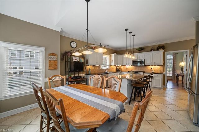 4118 Chatham Hill Drive, Winston-salem, NC 27104