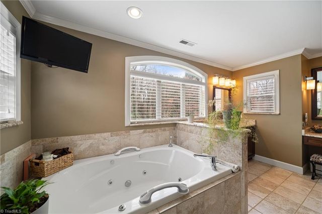 4118 Chatham Hill Drive, Winston-salem, NC 27104