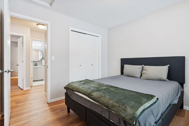 1077 Bonnieview Drive, Woodbury, MN 55129