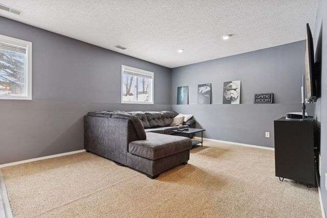 1077 Bonnieview Drive, Woodbury, MN 55129