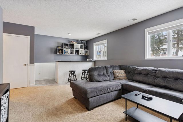 1077 Bonnieview Drive, Woodbury, MN 55129