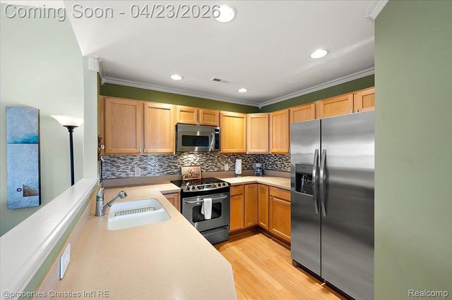27949 Hopkins Drive, Novi, MI 48377