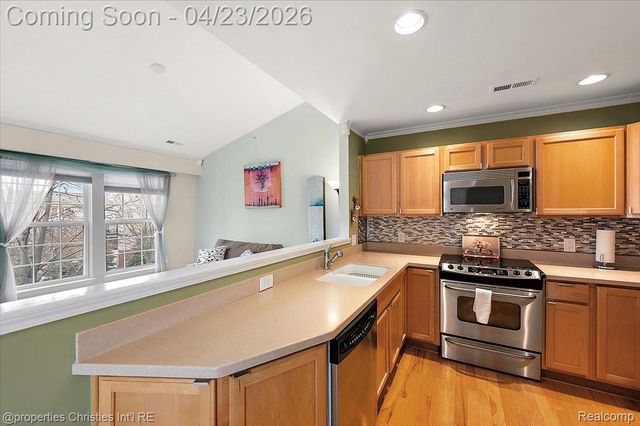 27949 Hopkins Drive, Novi, MI 48377