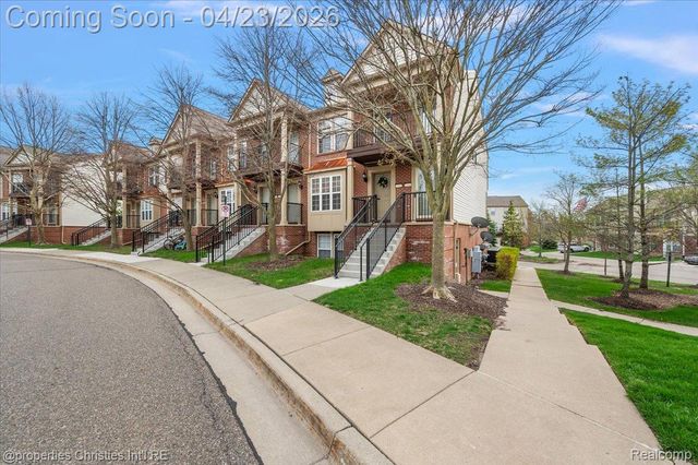 27949 Hopkins Drive, Novi, MI 48377