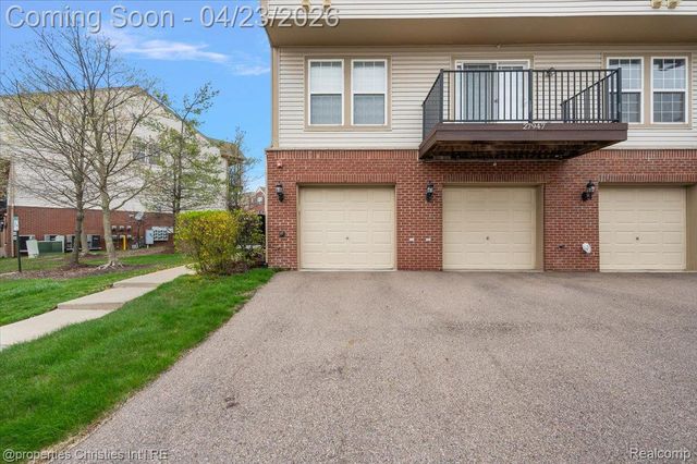 27949 Hopkins Drive, Novi, MI 48377