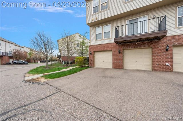 27949 Hopkins Drive, Novi, MI 48377