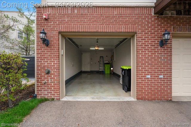 27949 Hopkins Drive, Novi, MI 48377