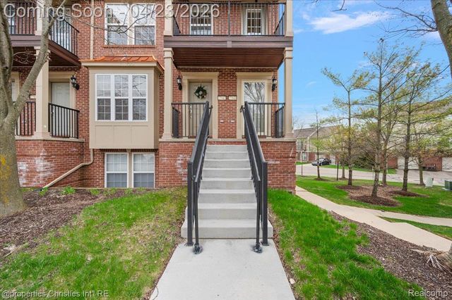 27949 Hopkins Drive, Novi, MI 48377