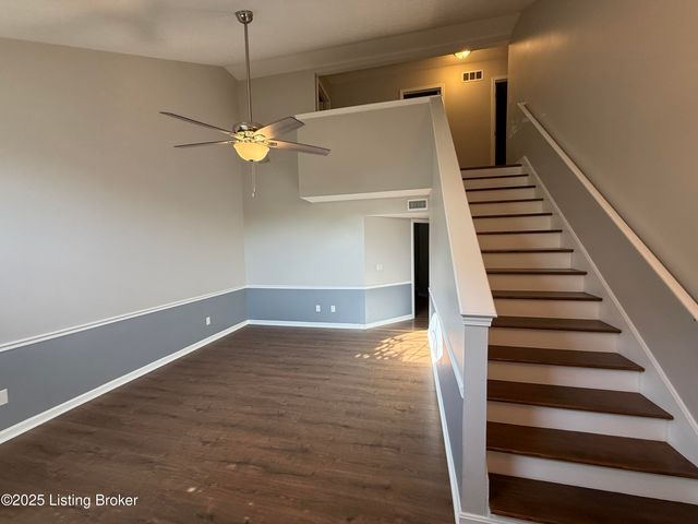 10412 Pinoak View Dr, Louisville, KY 40299