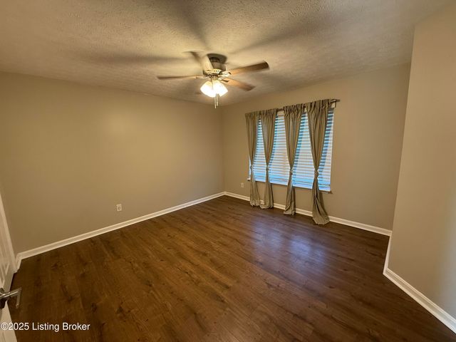 10412 Pinoak View Dr, Louisville, KY 40299