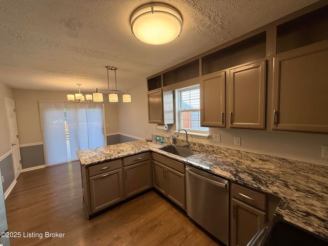 10412 Pinoak View Dr, Louisville, KY 40299