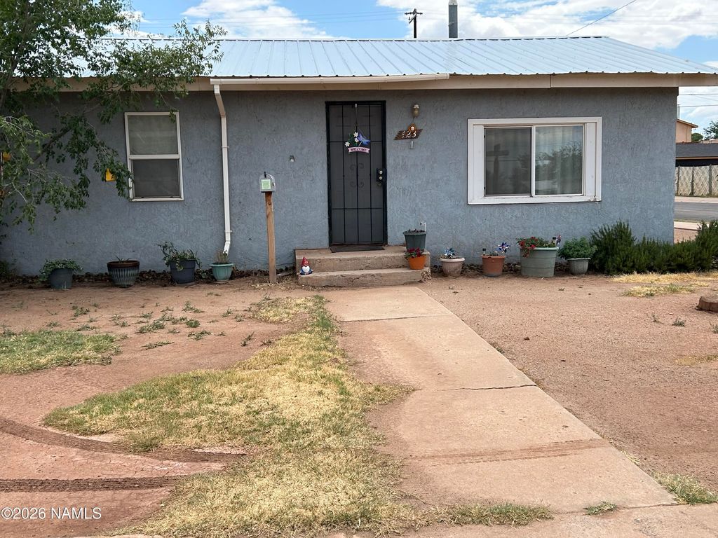 423 W Gilmore Street, Winslow, AZ 86047