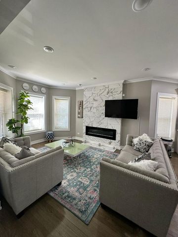 6807 S Calumet Avenue 1, Chicago, IL 60637