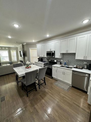 6807 S Calumet Avenue 1, Chicago, IL 60637