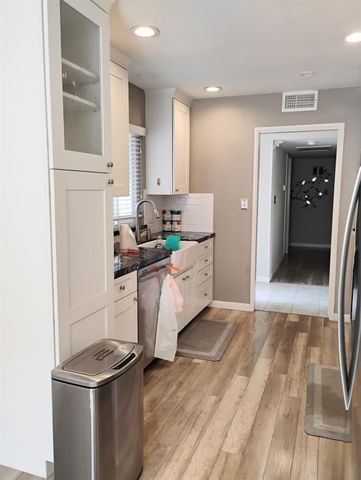 976 E Minarets Avenue, Fresno, CA 93720