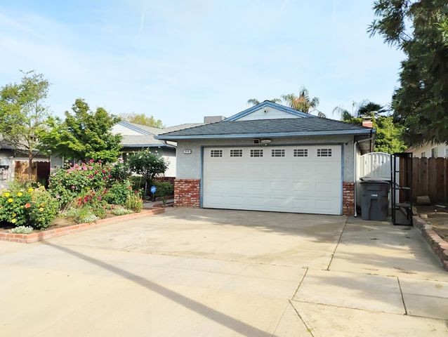 976 E Minarets Avenue, Fresno, CA 93720