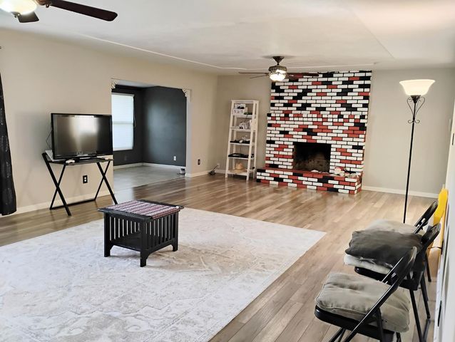 976 E Minarets Avenue, Fresno, CA 93720