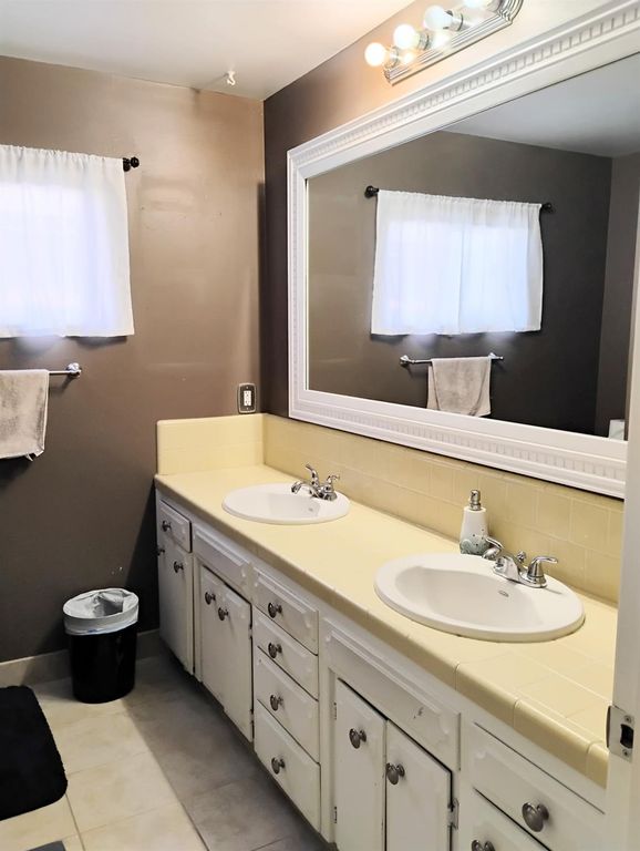 Image 13 of property listing at 976 E Minarets Avenue, Fresno, CA 93720