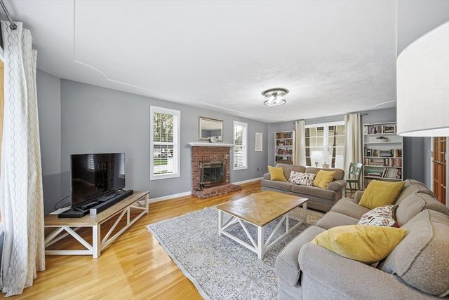 35 Buena Vista Dr, Attleboro, MA 02703