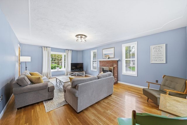 35 Buena Vista Dr, Attleboro, MA 02703