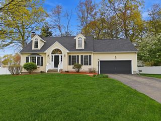 35 Buena Vista Dr, Attleboro, MA 02703